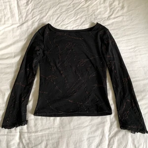 Svart topp - Så fin festlig topp med lite croppade mesh-ärmar och glittrigt mönster framtill! Står inte storlek men passar mig som brukar ha XS/S 🖤