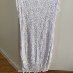 Stundent/avslutning klänning - Klänning med öppen rygg, aldrig använd dock så har jag fått den. Fin spets, inga ärmar 