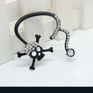 Öronsmycke - Svart öronsmycke