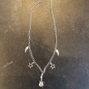 Halsband  - Superfint halsband med gitarr, stjärnor och vingar. 75kr (frakten är inkluderad i priset). Kedjan är justerbar. Hör av er vid intresse eller funderingar!💓💓☺️