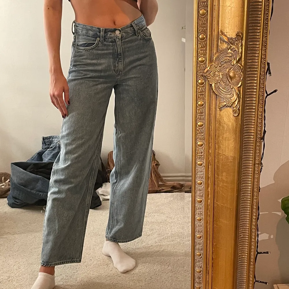 Ljusblåa Weeday jeans i modellen Rail, som tyvärr blivit för korta för mig då jag är på 173 cm lång. Går att ha som både högmidjade men även lite mer lågmidjad. Bra skick och väldigt sköna!❤️‍🔥. Jeans & Byxor.