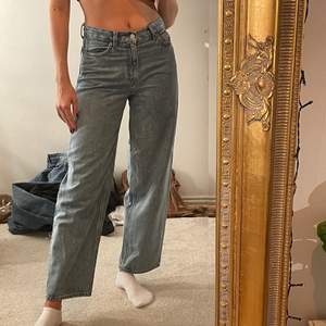Ljusblåa Weeday jeans i modellen Rail, som tyvärr blivit för korta för mig då jag är på 173 cm lång. Går att ha som både högmidjade men även lite mer lågmidjad. Bra skick och väldigt sköna!❤️‍🔥