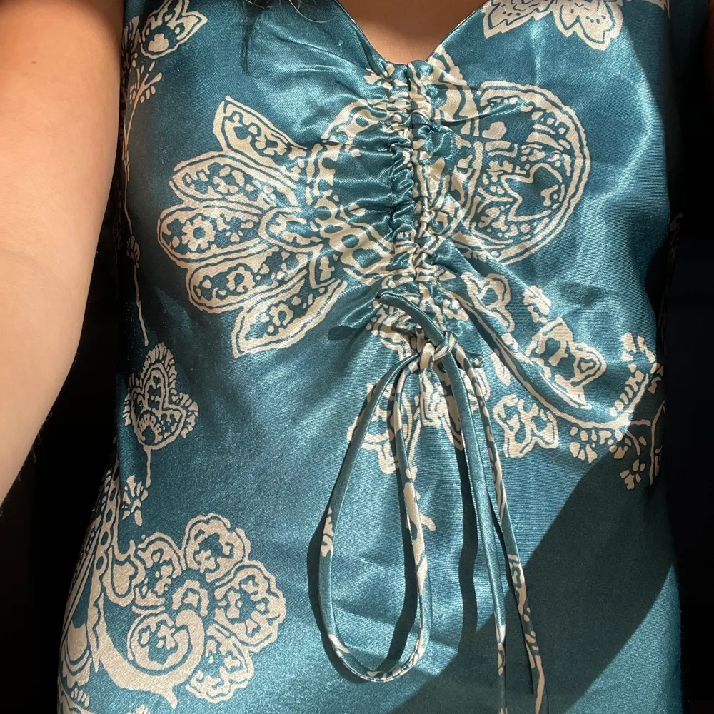En jättefin silket klänning från Zara !! 💙💙. Klänningar.