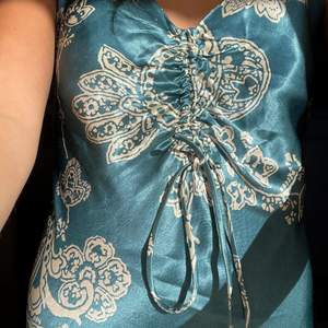 En jättefin silket klänning från Zara !! 💙💙