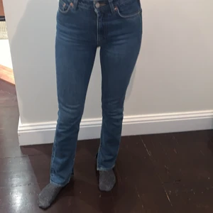 Jeans - Blå jeans från weekday med slits! Mjuka och sköna :)