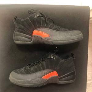 Jordan 12 Low Black Max Orange. Använd ett par gånger med dom är i väldigt bra skick! US Y 6.5 med original box