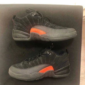 Jordan 12 Low - Jordan 12 Low Black Max Orange. Använd ett par gånger med dom är i väldigt bra skick! US Y 6.5 med original box