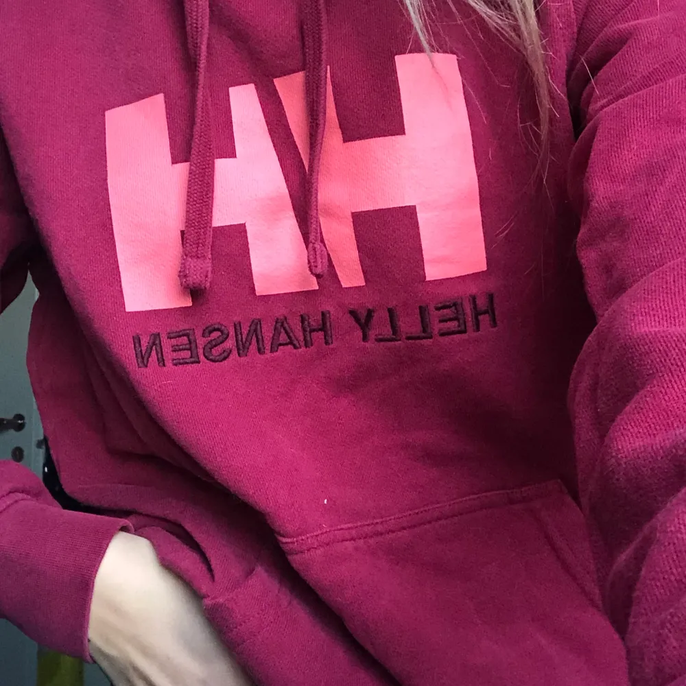 Helly Hansen hoodie i superfin rosa färg, sparsamt använd så den är i jättebra skick. Frakt tillkommer 👍🏼 köpt för 499kr. . Hoodies.
