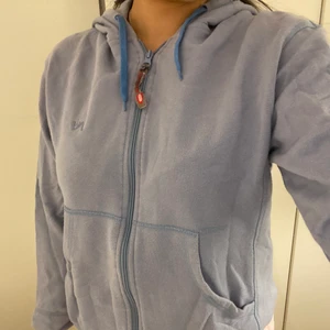 Kofta - Köptes på Second hand därav är skicket okej. Lite nopprig samt att några sömmar håller på att gå upp. Kan finns fler deffekter men inga stora iallafall💖