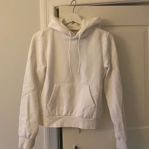Vit Hoodie - Vit hoodie från weekday. Verkligen inget fel på den. Inga fläckar. Bara använd fåtal gånger så ser helt ny ut. Storlek xs. Säljer den för 145kr😌 skriv om du är intresserad💗💗