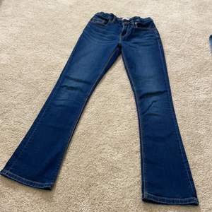 Mörkblå jeans, modell skinny från Tommy Hilfiger. Tätt jeanstyg, känns nästan ingen stretch. Använt ett par gånger och tvättat, inga anmärkningar. För tajta för mig tyvärr. Nypris 650kr  
