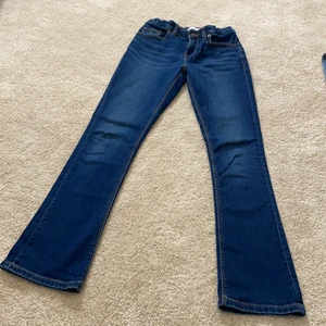 Jeans 164 /XS Tommy Hilfinger - Mörkblå jeans, modell skinny från Tommy Hilfiger. Tätt jeanstyg, känns nästan ingen stretch. Använt ett par gånger och tvättat, inga anmärkningar. För tajta för mig tyvärr. Nypris 650kr  