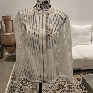 Zara jacka - Zara jacka, bra skick. Storlek L, men som en storlek S/M. Kan både mötas upp och frakta, köpare står för frakt (kollar fraktkostnaden när jag fraktar📦!)