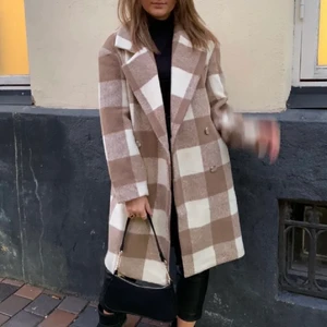 RUTIG KAPPA, VÄRDE 900 KR - Hej! Jag säljer en jättepopulär kappa från Gina Tricot (Johanna Coat, slutsåld på hemsidan) Veriligen den perfekta jackan till både höst och vinter, super tjockt material. I nyskick då jag knappt använt den! Köpt för 899, säljer för 449+frakt!!! Går ner i pris vid snabb affär!! (Lånade bilder, min är helt ny och använt två gånger bara!!)