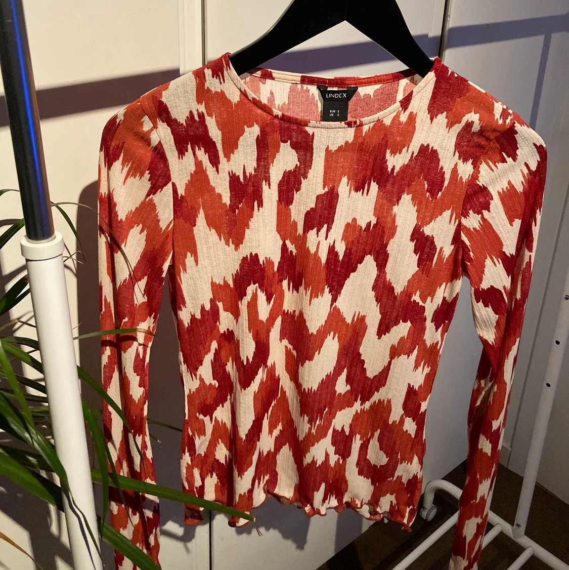 mönstrad röd och vit långärmad tröja - 91