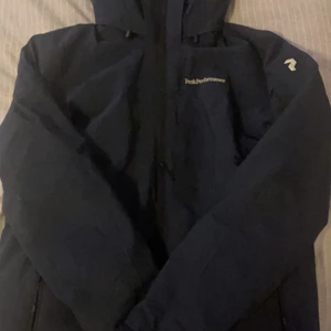 Peak performance jacka  - Vinterjacka storlek M men passar till L också. Jättebra skick.