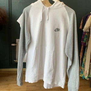 Hoodie  - En rätt så stor Nike hoodie som är super fin och skön. Säljer pågrund av att jag tyckte den var lite för stor och har knappast använt den. Köptes på en secondhandbutik för 300kr. Köparen står för frakten 🙂 
