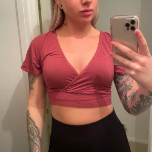 V ringad Top t-shirt  - Jätte fin och väl använda topp från Fashion Nova 