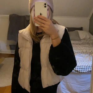 väst - en beige lite kortare väst