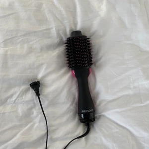 Revlon volumiser - En jättefin revlon one step volumiser fönborste som ger bra volym i håret! Den är endast använd någon gång och är som i nyskick (kartong kvar) ❤️