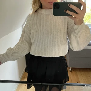 Vit stickad tröja - Vit stickad tröja med ballong ärmar❤️köparen står för frakten❤️har klippt bort lappen så vet inte vilken storlek men skulle säga att den passar xxs-s