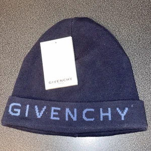 Givenchy mössa - Köpt förra vintern, använd enstaka gånger. Nypris 2800kr