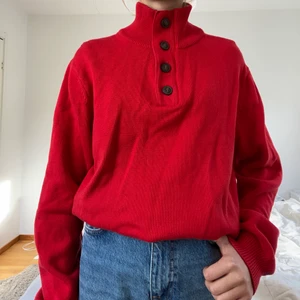 Röd stickad tröja - Oversized finstickad tröja, köpt på second hand i gott skick.