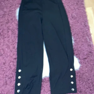 Byxor strl:S - Säljer de hära fina byxorna nu, för de blev lite stora och korta för mig, annars jag skulle behålla de, för att de e JÄTTE sköna🥺