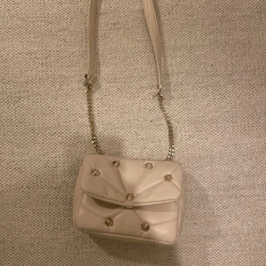 Zaraväska - Så snygg zaraväska med nitar!! (Lånade bilder) Väskan är bara använd några gånger så jättebra skick!!💕💕