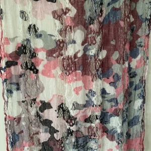 Super fin Finscarves . Lite stretchig  - Superfin scarves . Ca 2 meter lång ca 33 cm bredd. Superfin🌟🌟🌟Fraktkostnad tillkommer med . 57krz