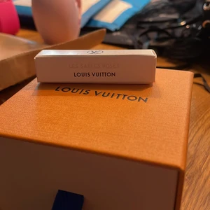 Lv parfym herr - Köpte den här på Plick men gillade inte lukten, du får vara med parfymen, den jag köpte av sa att den va äkta. Det är 2 ml. Lukten är lite blommig, stark och lite kryddig