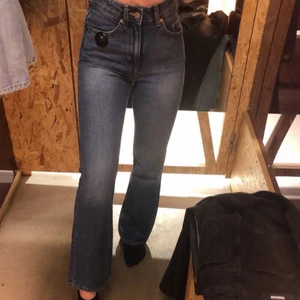 Weekday jeans - Jättesnygga raka jeans från weekday. Älskar dessa men dom har tyvärr blivit för små för mig. Första bilden är från när jag köpte dom. Modellen heter "mile" strl 24/30. Passar xs i midjan och jag är 164cm lång. Kan postas med postnord skicka lätt för 66kr i frakt.