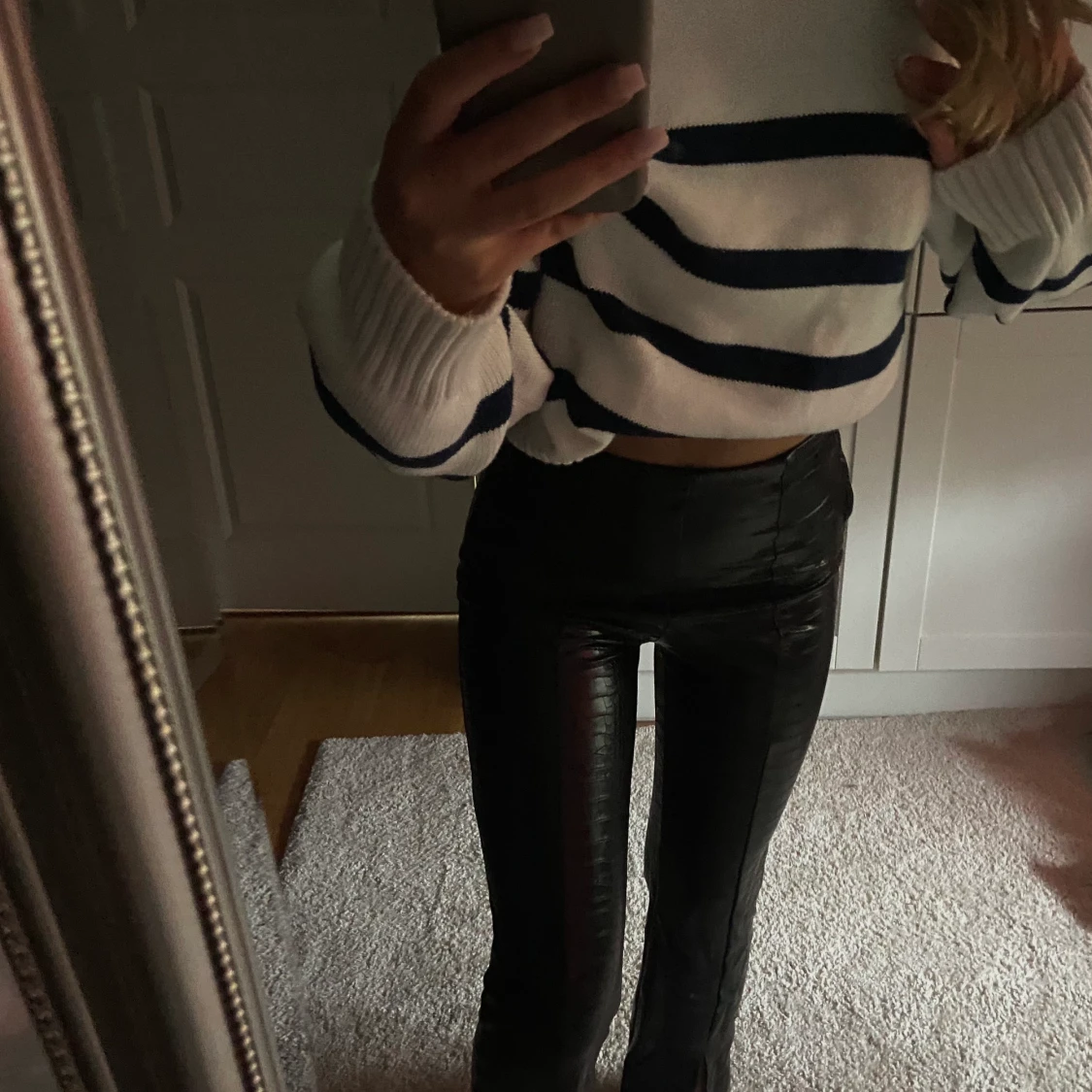 Svarta skinnbyxor med mönster och slits - 90