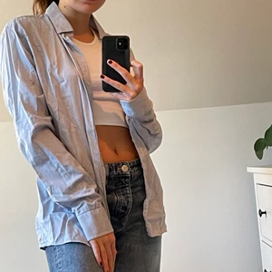 Ljusblå skjorta - Ljusblå skjorta. Kollar man nära är den smått rutig men från långt avstånd ser den ljusblå ut med lite textur. Bra skick💙🤍