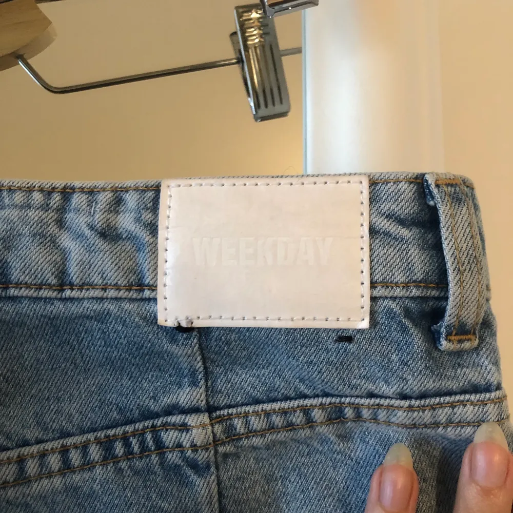 Använda straight leg jeans i lightwash jeans färg från Weekday.. Jeans & Byxor.