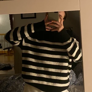 Randig tröja - Skitsnygg och TRENDIG randig tröja från hm som är helt slutsåld, bra skick och bara använd några fåtal gånger💕köparen står för frakten💕