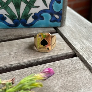 Ring - Hej hej. Säljer denna jätte söta ringen som jag tyvärr inte har användning för. Kostar 10kr och det tillkommer även en frakt på 20kr. Puss och kram❤️