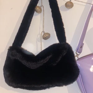 Svart jättemjuk tygväska💕 - Svart mjuk tygväska från shein. Aldrig använd så helt i nyskick 💕 