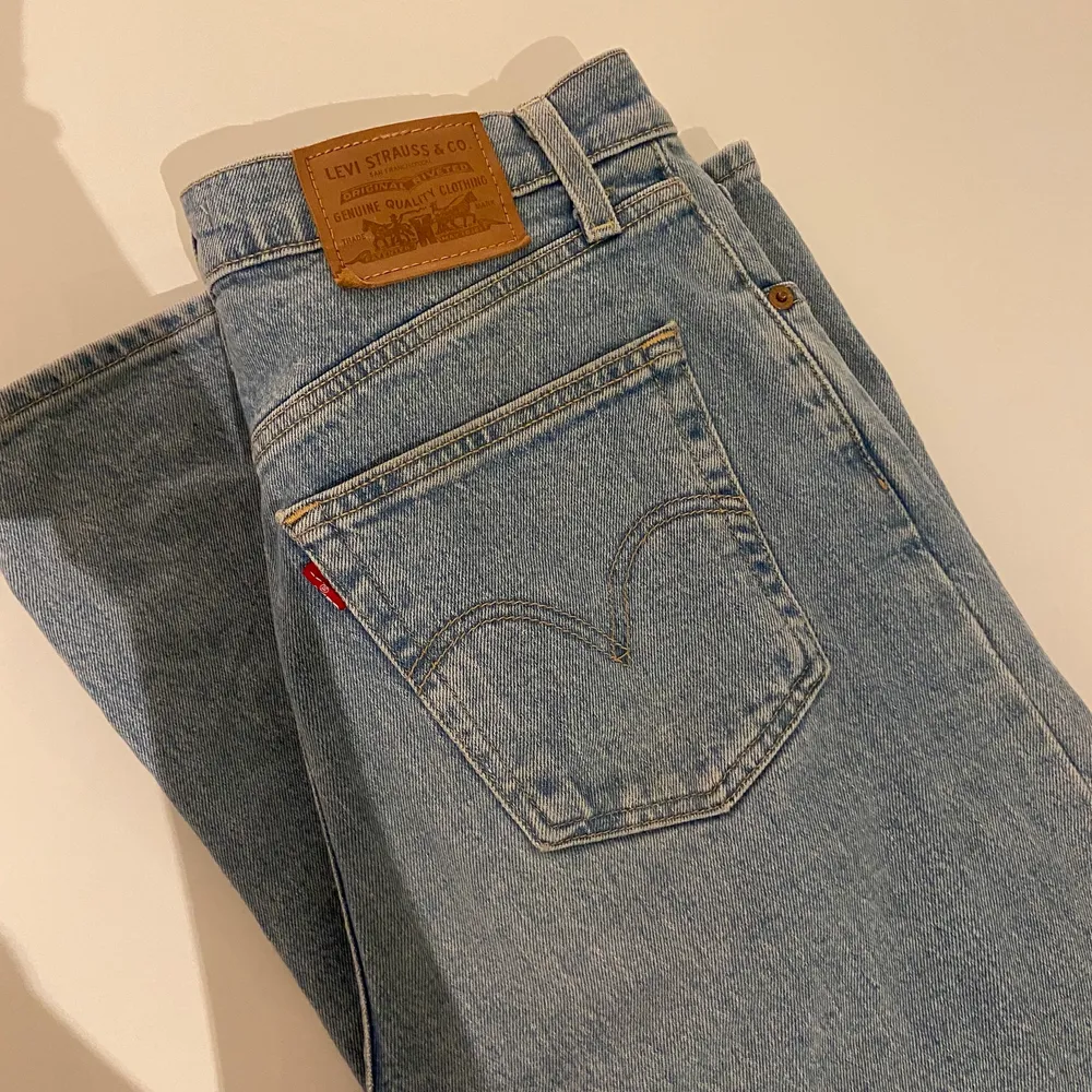 Säljer mina supersnygga jeans från Levis då dom tyvärr är för korta för mig (jag är 170). Dom är i bra skicka då som endast är använda 2-3 gånger! Nypris var 1200 kronor. Köparen står för frakt🚚. Jeans & Byxor.