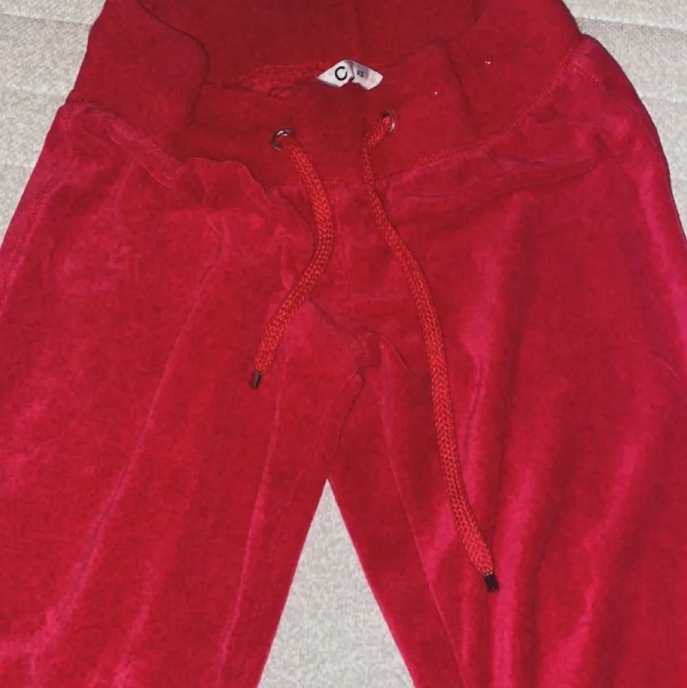 Super sköna mjukisbyxor i röd storlek XS/S sitter jätte bra som nya (jag är 157 lång). Jeans & Byxor.