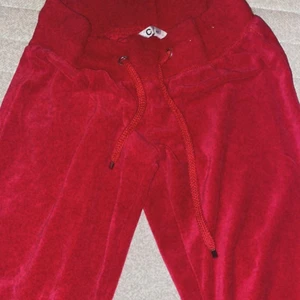 C  - Super sköna mjukisbyxor i röd storlek XS/S sitter jätte bra som nya (jag är 157 lång)