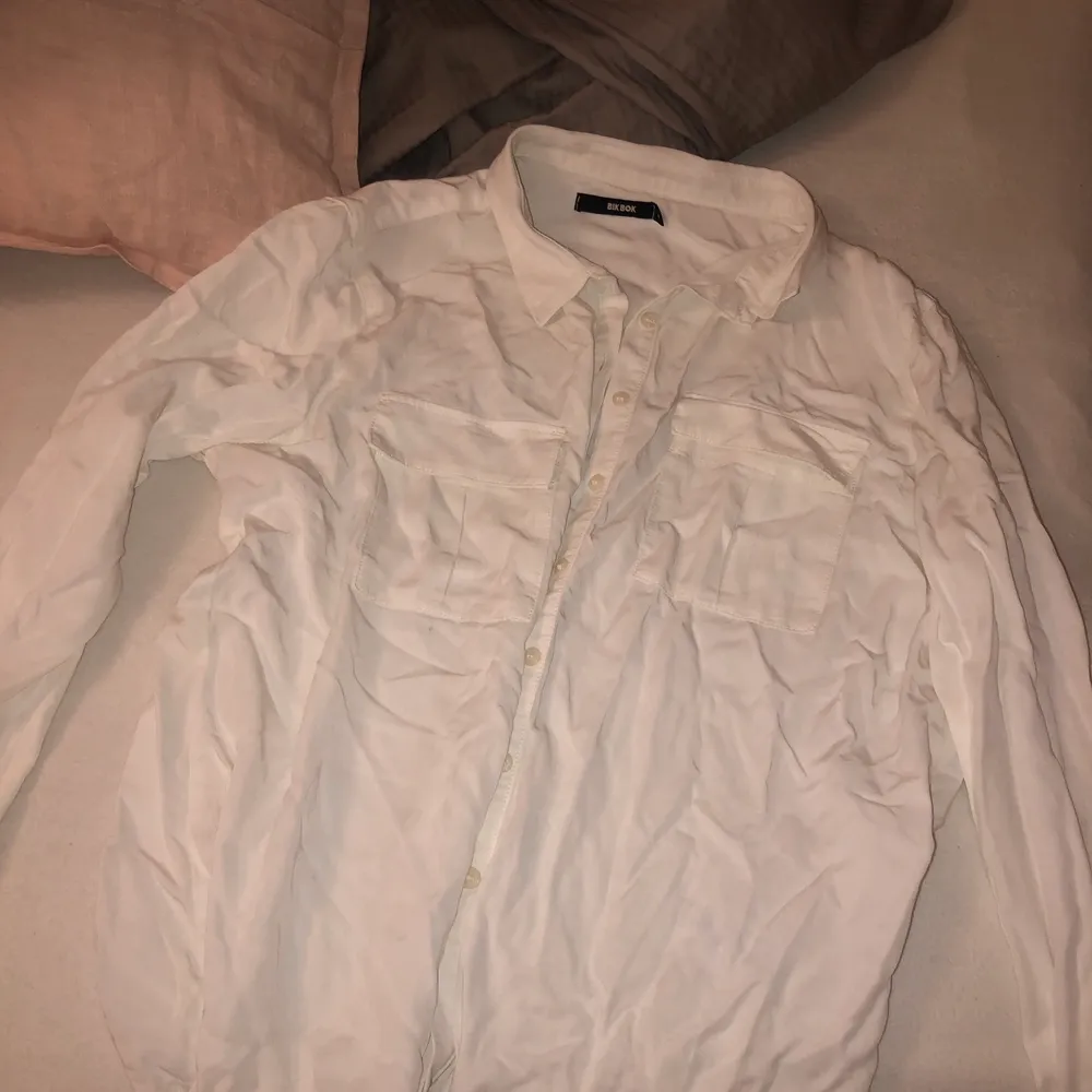 En super skön vit skjorta använt 1 gången. Inga skador eller slitet material. Den sitter lite större så det är snyggt att stoppa in ena kanten i ett par jeans. Säljer den eftersom att det mer var ett spontan köp och inte behöver den. Den kommer även att vara strykt när man köpt den.. Skjortor.