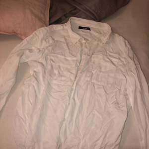 En super skön vit skjorta använt 1 gången. Inga skador eller slitet material. Den sitter lite större så det är snyggt att stoppa in ena kanten i ett par jeans. Säljer den eftersom att det mer var ett spontan köp och inte behöver den. Den kommer även att vara strykt när man köpt den.