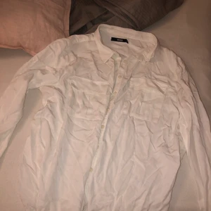 Skjorta - En super skön vit skjorta använt 1 gången. Inga skador eller slitet material. Den sitter lite större så det är snyggt att stoppa in ena kanten i ett par jeans. Säljer den eftersom att det mer var ett spontan köp och inte behöver den. Den kommer även att vara strykt när man köpt den.