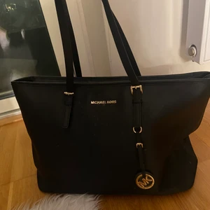 Jet set travel Michael kors handväska  - Köpt 2018. Använd ca 6 gånger. Köpt för 2995 kr i butik. 