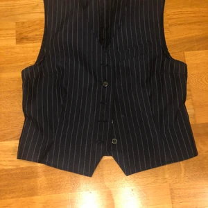 väldig fin väst - vest köpt second hand. den har en liten fläck på baksidan men den är inte väldigt synlig. super bra för layering!