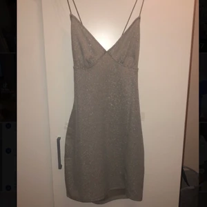 Fest klänning med öppning på slutet - Använd en gång, ganska ny