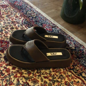 Zara strl 39. Använda 2 ggr.  - Snygga sommarskor eller inomhusskor, brun sammetsmaterial, höga. 