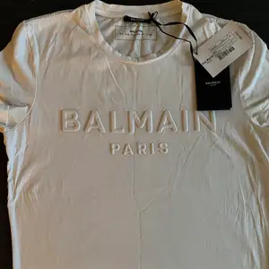 White unisex tshirt from balmain used only twice originally bought for 2.100 kr it comes with the original tags  size xs but runs big can fit at small and medium as well 