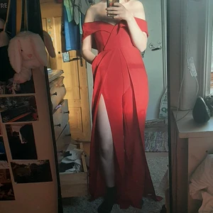 röd byxdress med slits - röd byxdress från fashionnova men slits i varje ben, sweatheart neckline och fickor! bara använd en gång, köpt 2018! storlek S men skulle säga att den är mer av en M eller kurvig S:) väldigt lång i benen, jag e 175cm för referens. vet inte vart fläckarna på insidan kom ifrån men dom försvinner säkert i tvätten!😊